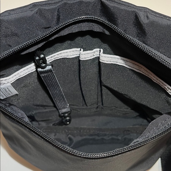 Tom Bihn Rogue Sacoche Crossbody Bag - Black - Picture 6 of 7